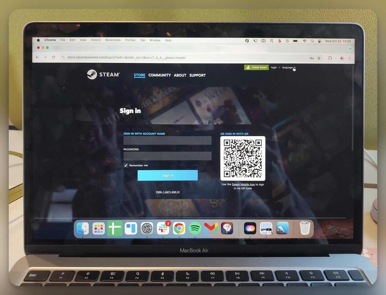 QR code displayed on the login screen.